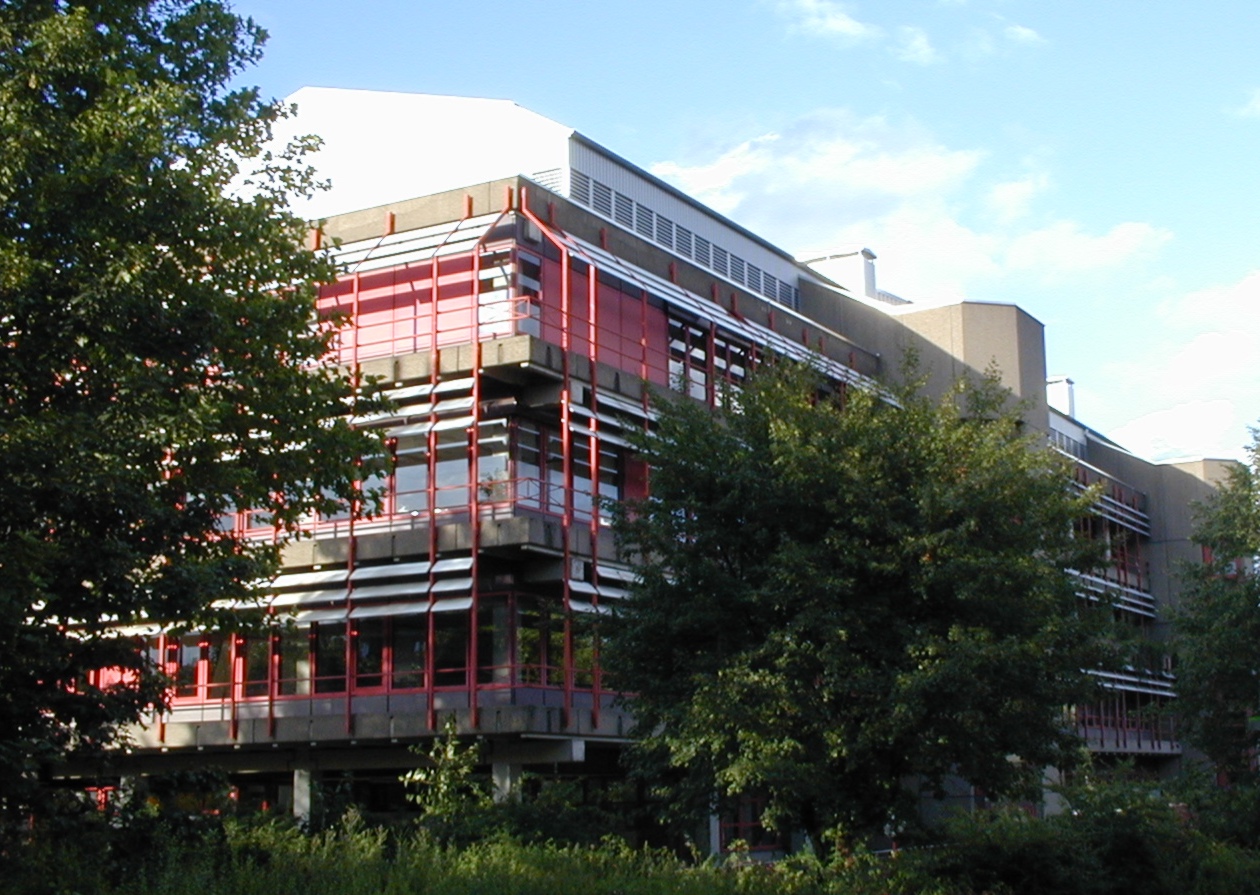 Bild der Schule vom Parkplatz aus gesehen