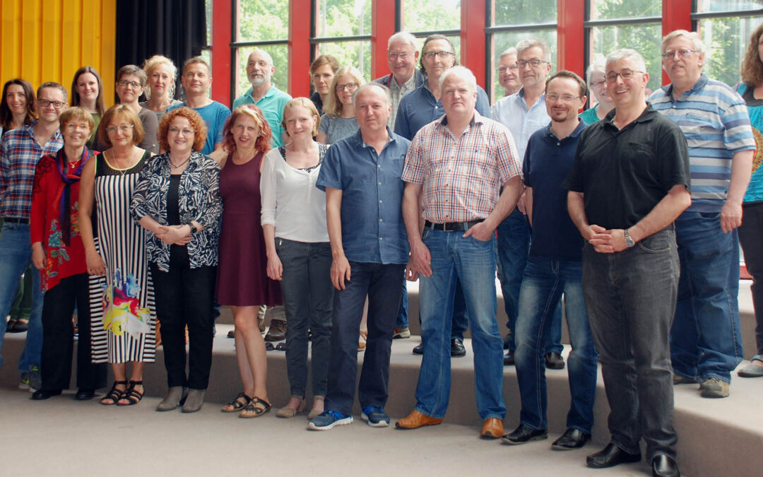 RWB Essen – Die Dozentinnen und Dozenten der Virtuellen Fachschule auf dem Studientag im Mai 2018 – obere hintere Reihe von links: Frau Ruhnau, Frau Pantléon, Frau Toepler, Frau Oberdörster, Frau Neuschäfer, Herr Arnold, Herr Balzer, Frau Wilmsmann, Frau Günschmann, Herr Zimmermann, Herr Korff, Herr Schrumpf, Herr Wohler, Frau Küpper, Herr Dülme, Frau Reffi – untere vordere Reihe von links: Herr Will, Frau Oertel, Frau Brümmer, Frau Fischer, Frau Schmolke, Frau Ziehm, Herr Narci, Herr Zopp, Herr Cnota, Herr Straßer