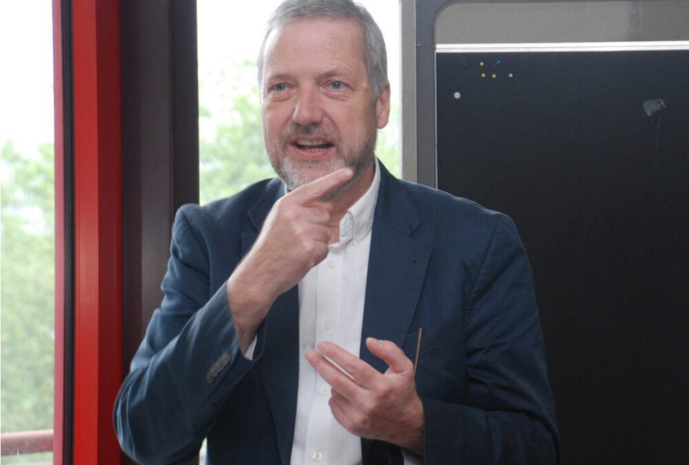 Christoph Hatwig übersetzte so gut es ging in Gebärdensprache