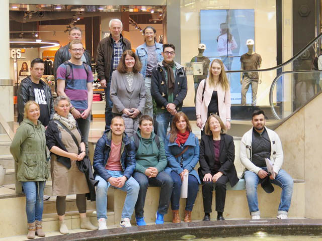 Gruppenbild mit Lehrern und Absolventen