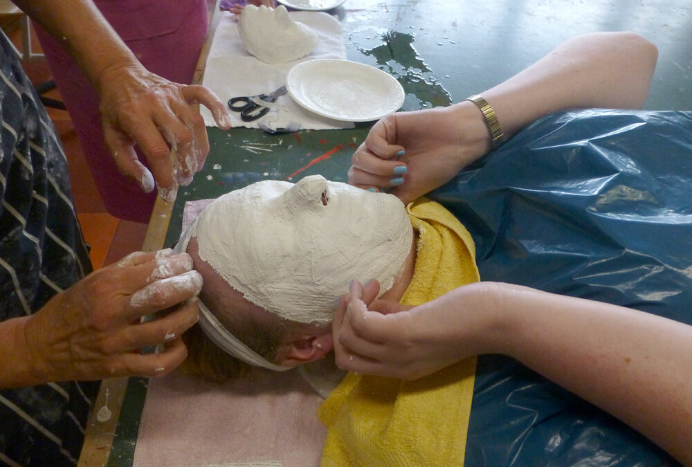 2. Langsam löst sich die Gips-Maske vom Gesicht. Das kann zwicken.