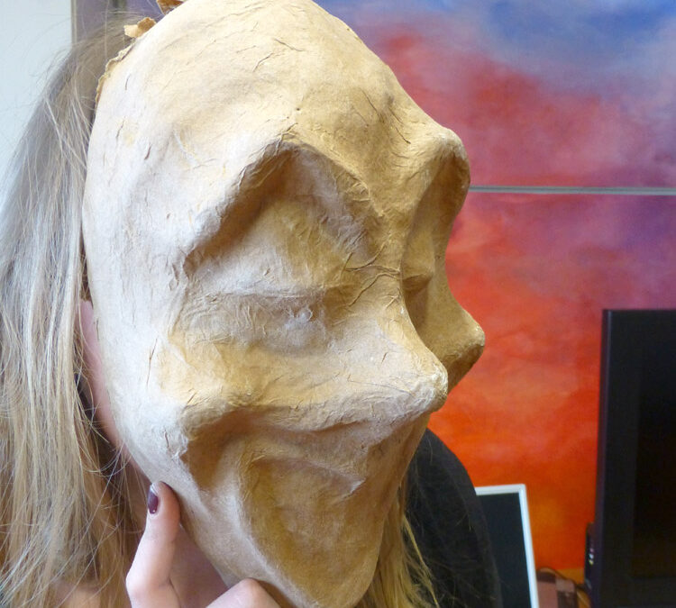 17. Endlich! Die Maske aus Pappmaché ist frei! Erst einmal aufsetzen!