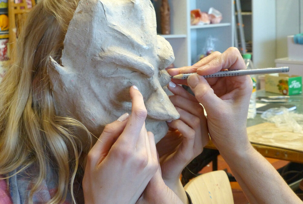 20. Nun beginnt die Ausarbeitung der Maske: Augenlöcher müssen markiert und geschnitten werden.