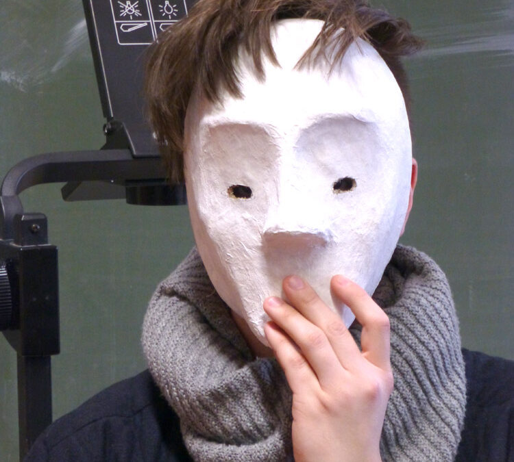 24. Darstellendes Spiel mit weiß grundierter Maske.