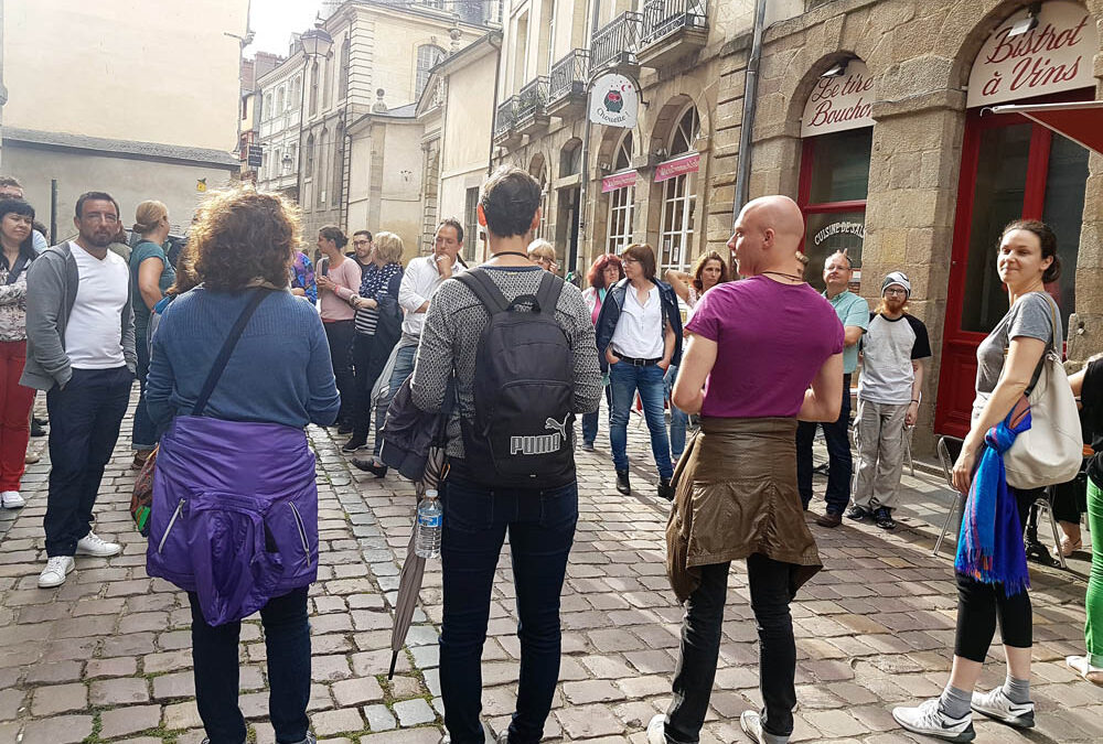 RWB Essen – Spreadthesign in Rennes – Stadtführung – Stadtführung in Rennes. Gebärdensprachdolmetscher übersetzen aus dem Englischen in die nationalen Gebärdensprachen (v.l.n.r.): Lara Mantovan (Italien), Stadtführerin, David Niemann (Deutshchland), Nives Gotovac (Kroatien) für das ukrainische Team.