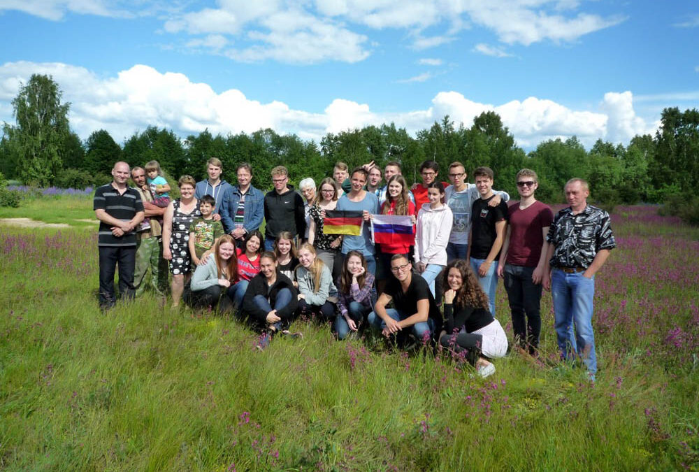 RWB Essen – Studienfahrt nach Russland – Gruppenfoto im Bauerndorf