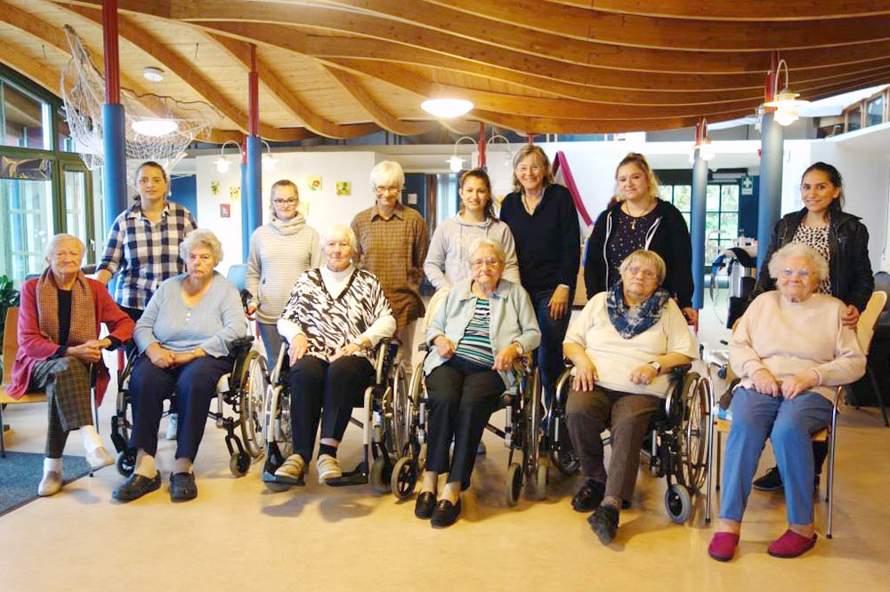 RWB Essen – Besuch im Seniorenheim – Gruppenbild mit den Auszubildenden, Lehrerinnen und den Seniorinnen