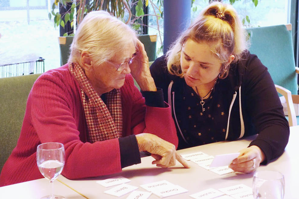RWB Essen – Besuch im Seniorenheim – Auszubildende und Seniorinnen spielen gemeinsam
