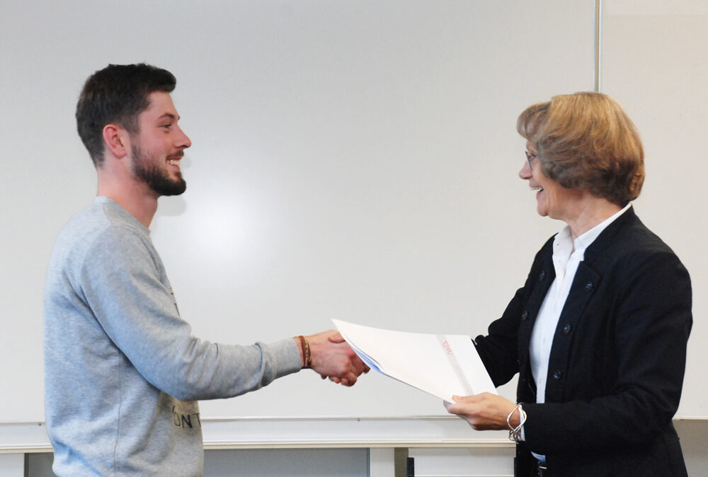 Schulleiterin Heidemarie Kleinöder mit Christoph Hoffmann, Anlagenmechaniker SHK