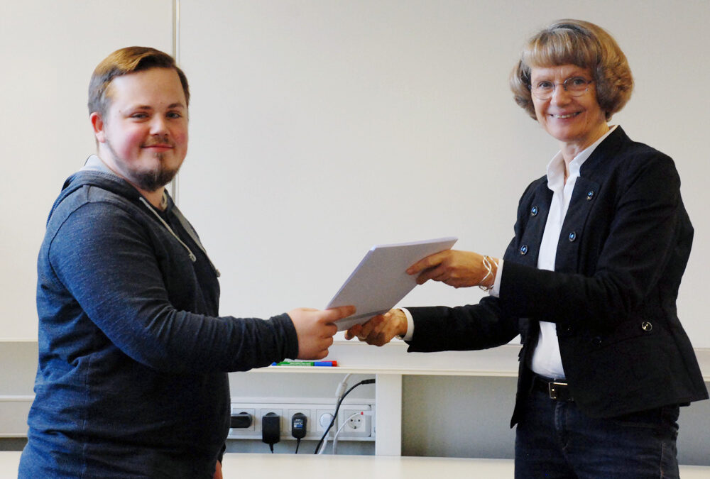 Schulleiterin Heidemarie Kleinöder mit Tim Merz, Industriemechaniker