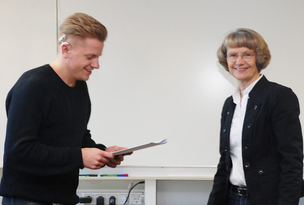 Schulleiterin Heidemarie Kleinöder mit Max Ketteler, Industriemechaniker