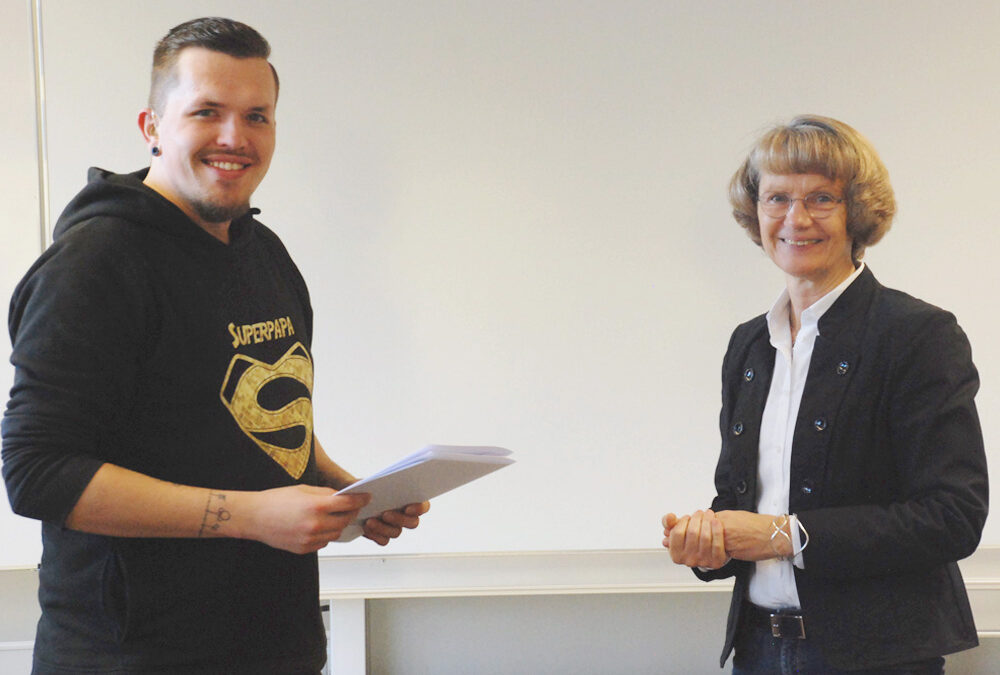 Schulleiterin Heidemarie Kleinöder mit Kevin Brüning, Feinwerkmechaniker