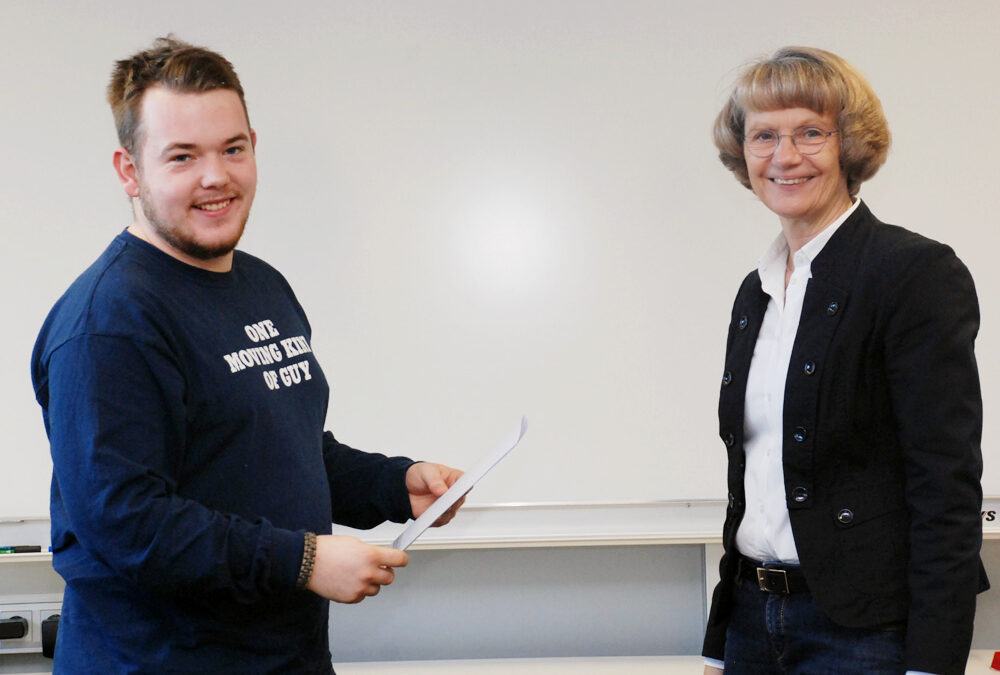 Schulleiterin Heidemarie Kleinöder mit Marc Wieland, Fachpraktiker Metallbau