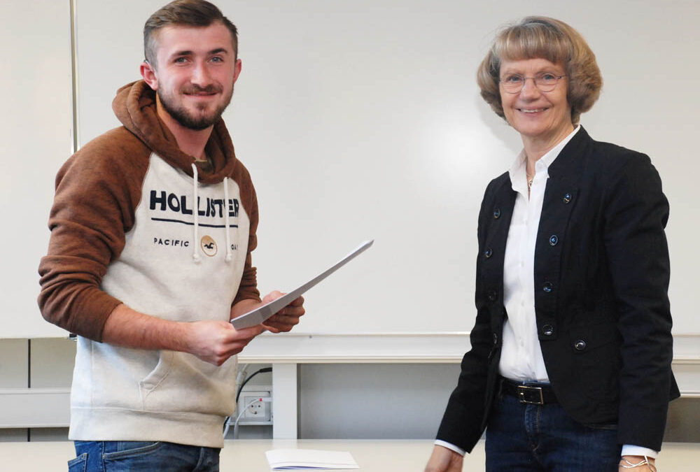 Schulleiterin Heidemarie Kleinöder mit Tim Reumschüssel, Konstruktionsmechaniker
