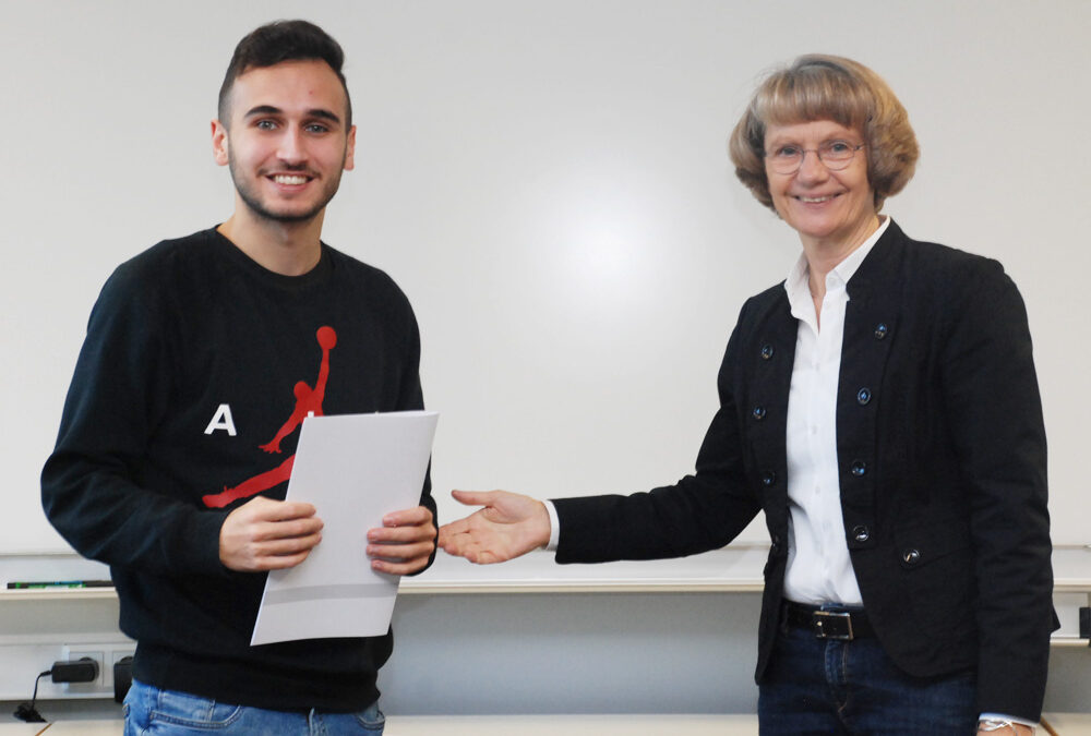 Schulleiterin Heidemarie Kleinöder mit Burak Köse, Fachpraktiker Metallbau
