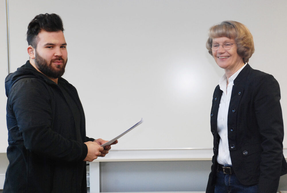 Schulleiterin Heidemarie Kleinöder mit Emre Celik, Metallbauer