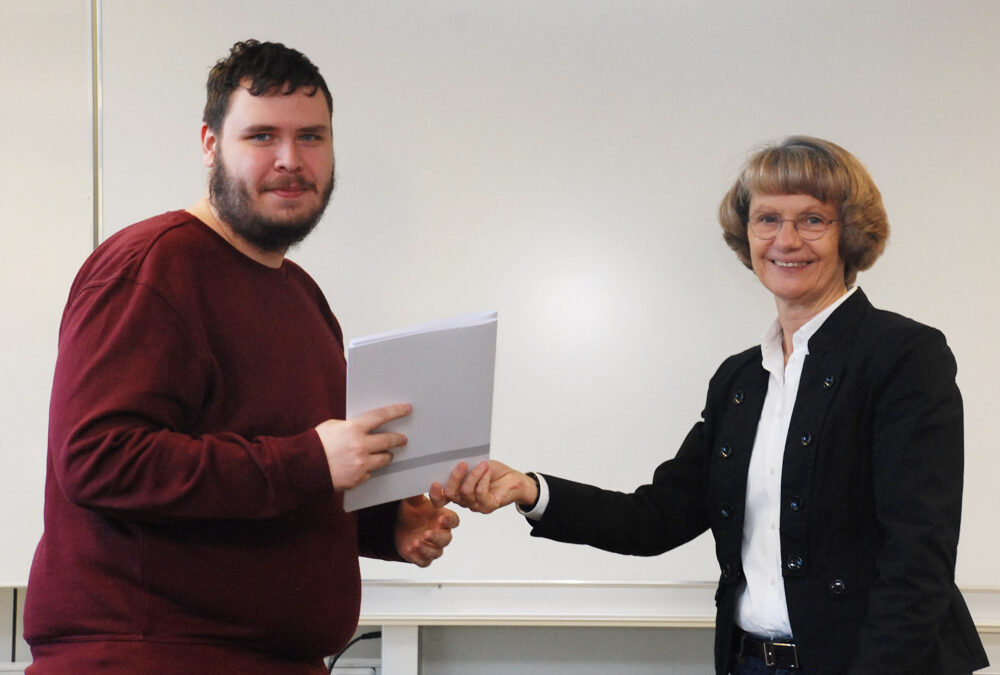 Schulleiterin Heidemarie Kleinöder mit Philipp Poggensee, Industriemechaniker