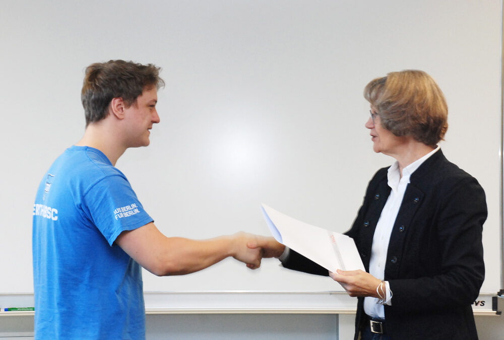 Schulleiterin Heidemarie Kleinöder mit Lukas Broscheit, Anlagenmechaniker SHK
