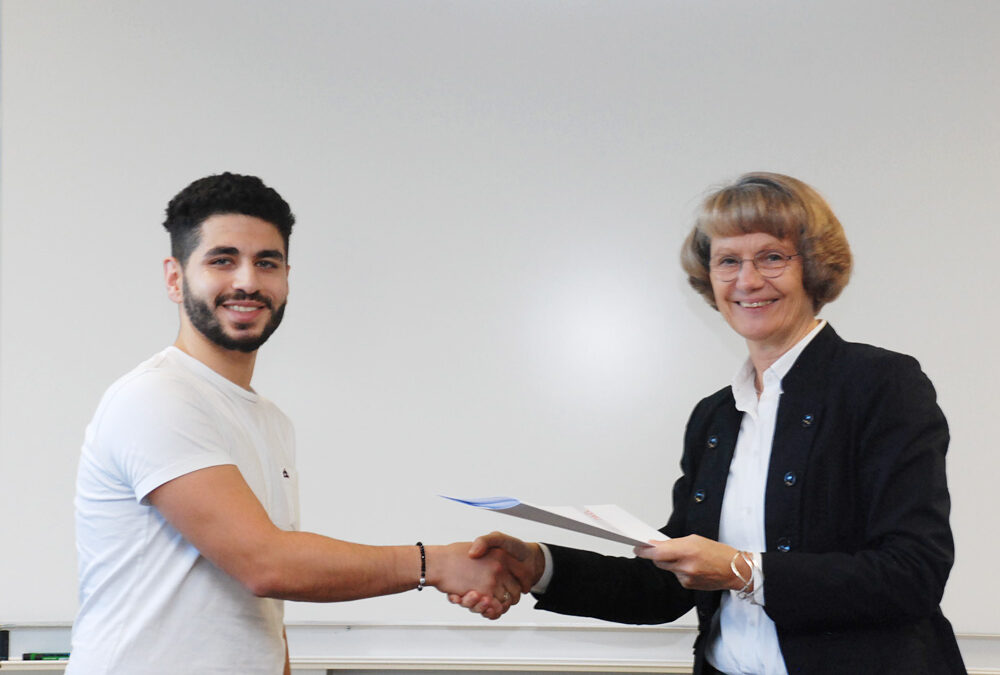 Schulleiterin Heidemarie Kleinöder mit Ahmet Basak, Metallbauer
