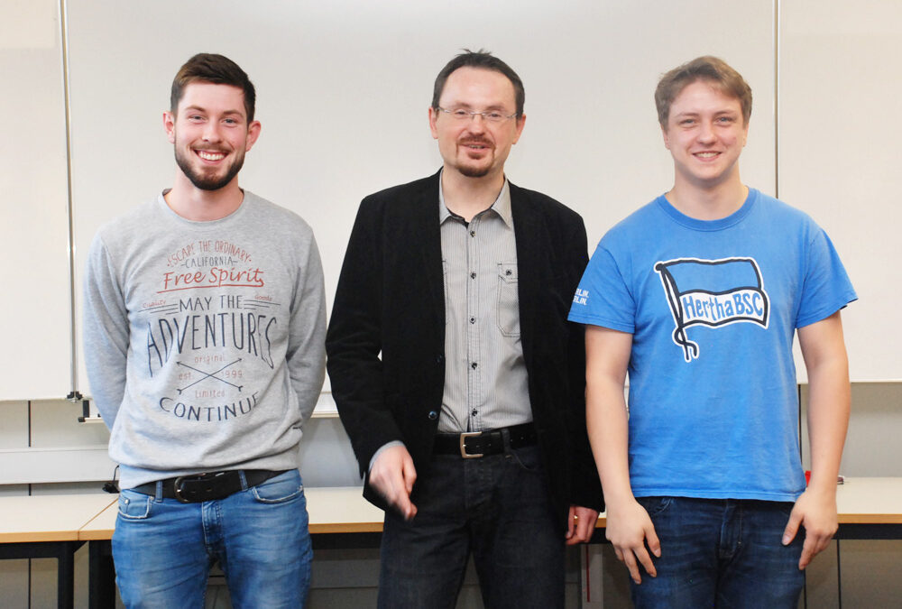 Bildungsgangleiter Norbert Cnota in Vertretung für Klassenlehrer Georg Terbeck mit den Anlagenmechanikern SHK Christoph Hoffmann und Lukas Broscheit (vlnr)