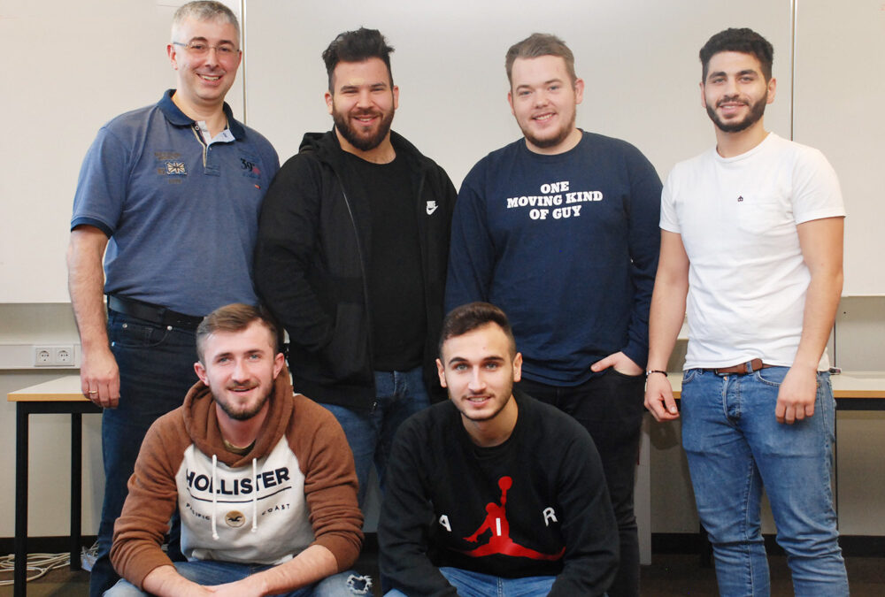 Klassenlehrer Marko Straßer mit den Metallbauern Emre Celik und Ahmet Basak (oben links und rechts), den Fachpraktikern Metallbau Marc Wieland und Burak Köse (oben Mitte und unten rechts) sowie Konstruktionsmechaniker Tim Reumschüssel (unten links)