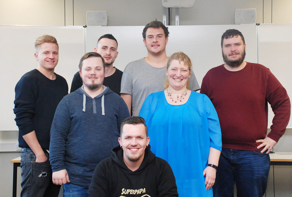 Klassenlehrerin Andrea Kaiser mit den Industriemechanikern Max Ketteler, Tim Merz, Brian Benedi-Periche, Eric Niekamp und Philipp Poggensee (vlnr) und Feinwerkmechaniker Kenin Brüning (vorne)