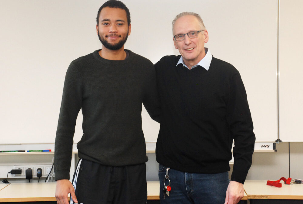 Klassenlehrer Heinrich Ackermann mit Samory Coulibaly, Energieelektroniker FR Energie- und Gebäudetechnik