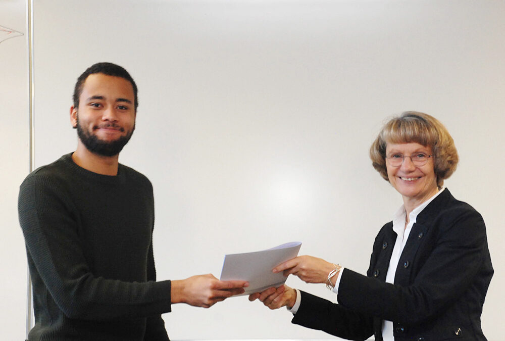 Schulleiterin Heidemarie Kleinöder mit Samory Coulibaly, Energieelektroniker FR Gebäude- und Energietechnik