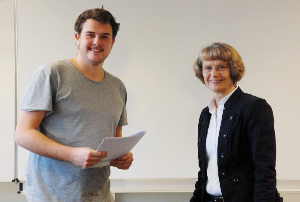 Schulleiterin Heidemarie Kleinöder mit Eric Niekamp, Industriemechaniker