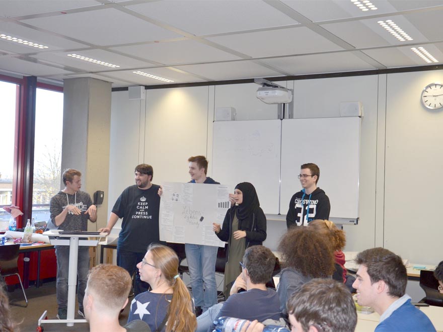 RWB Essen – Gl-Projekttag der 13er – Präsentation zum Thema Lebenszyklus eines Handys