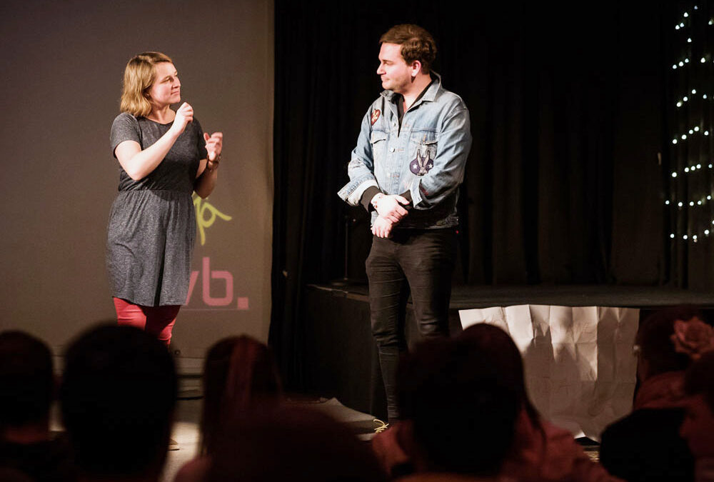 RWB Essen – Deaf Slam IV – Moderatorin Simone mit Rafael