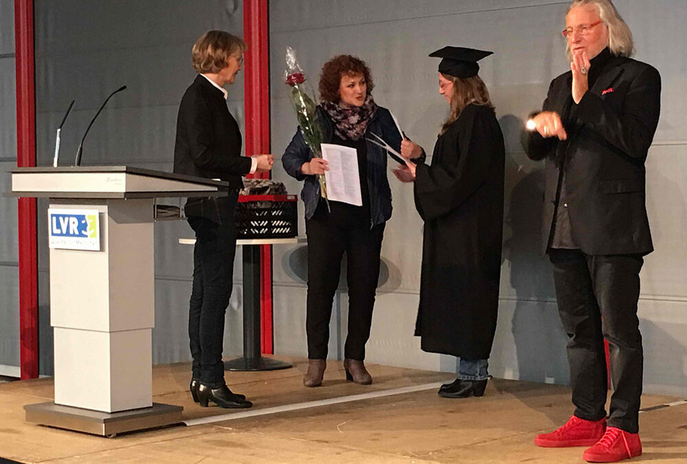 RWB Essen – Verabschiedung der staatlich geprüften Betriebswirte aus der Virtuellen Fachschule – Zeugnisübergabe an eine Absolventin