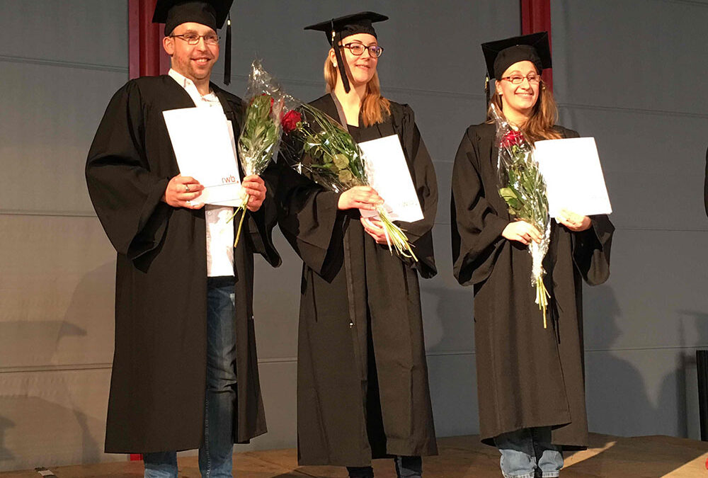 RWB Essen – Verabschiedung der staatlich geprüften Betriebswirte aus der Virtuellen Fachschule – Gruppenbild der beiden Absolventinnen und des Absolventen