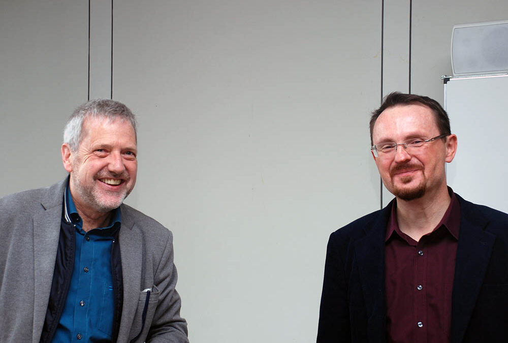 Gut lachen haben der Abteilungsleiter der Abteilung Metall, Elektro, IT, Christoph Hatwig (links) und der Bildungsgangleiter der Metallberufe, Norbert Cnota. Schließlich haben alle Schüler ihren Berufsschulabschluss erreicht.