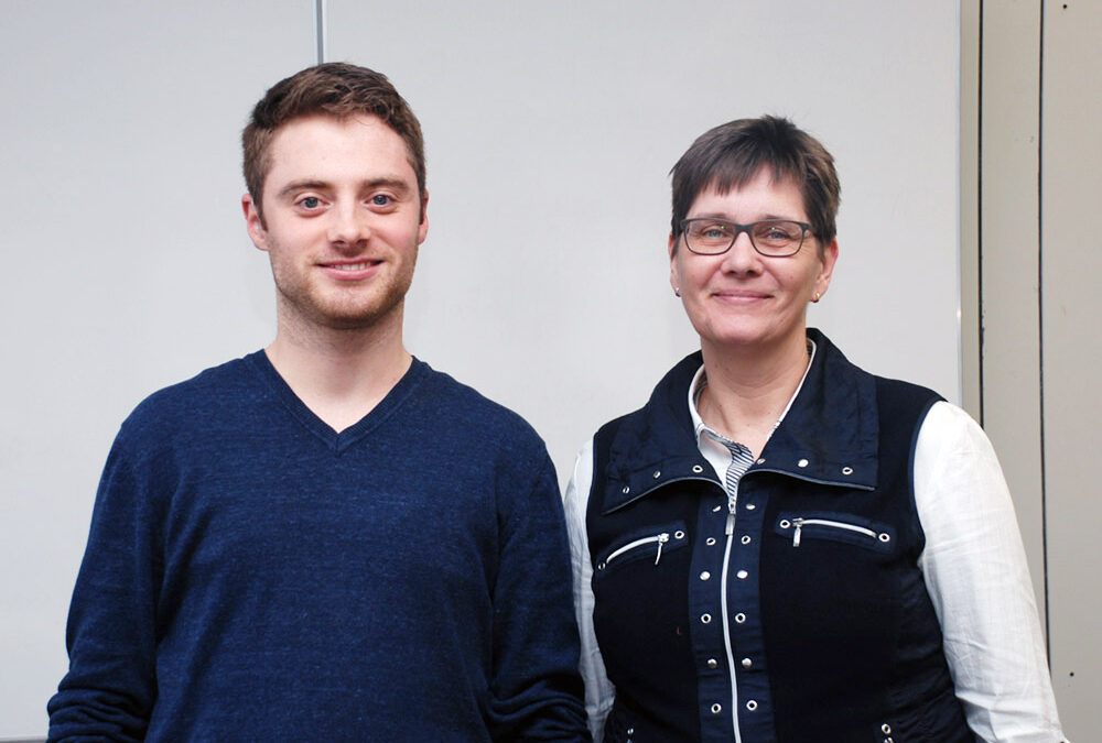 Der Absolvent  mit seiner Klassenlehrerin