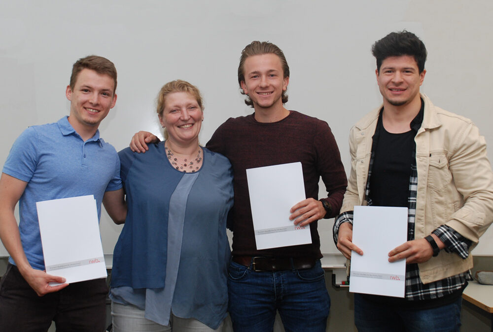 Die Industriemechaniker-Fachklasse mit ihrer Klassenlehrerin