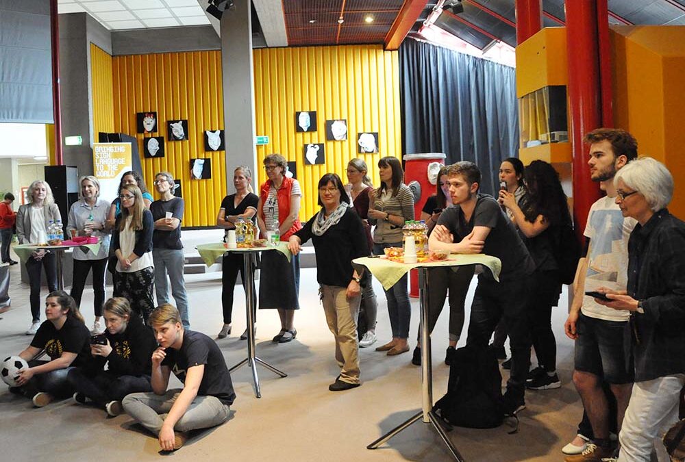RWB Essen – Kunstprojekt „Alles Theater“ – Besucher der Ausstellungseröffnung im Pädagogischem Zentrum