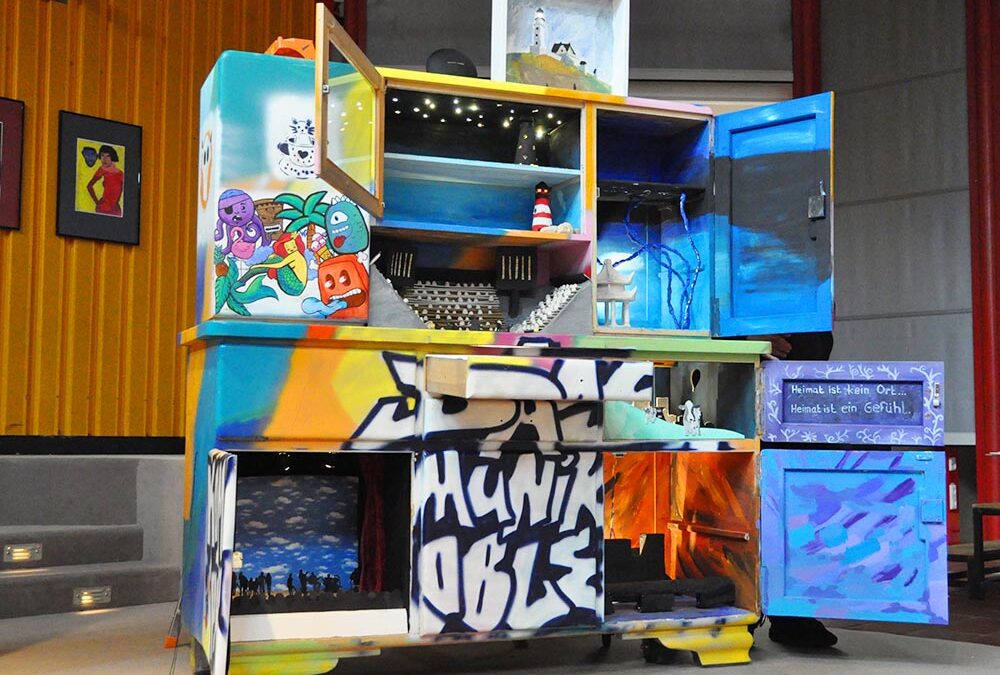 RWB Essen – Kunstprojekt „Alles Theater“ – Der Schrank mit den geöffneten Türen und Schubladen