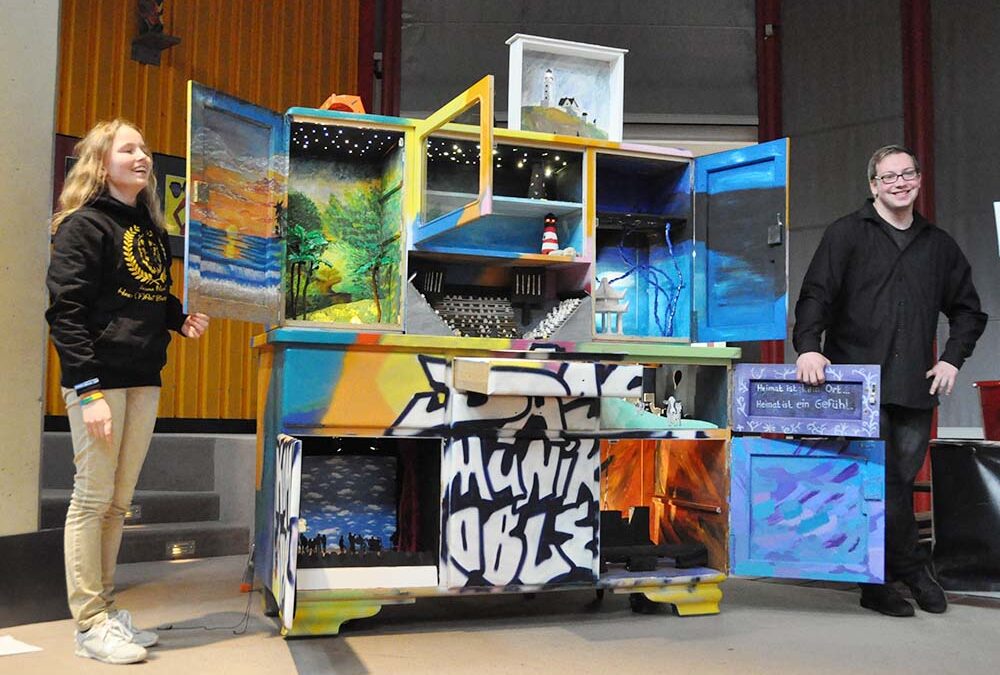 RWB Essen – Kunstprojekt „Alles Theater“ – Im FußballstadionRWB Essen – Kunstprojekt „Alles Theater“ – Schrank mit geöffneten Bühnenmodellen