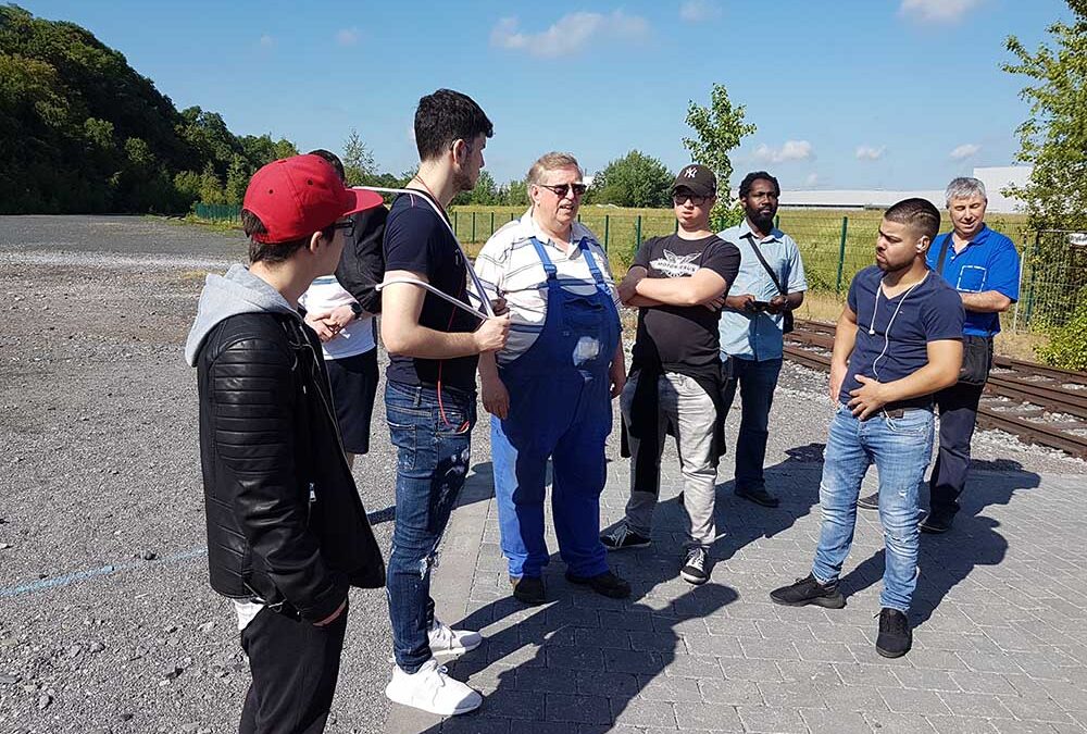 RWB Essen – Exkursion zur Henrichshütte in Hattingen – Der Lehrer erzählt den Schülern der B-Klassen von seiner Ausbildungszeit bei der Henrichshütte Hattingen.
