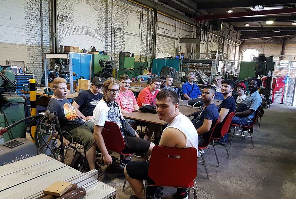 RWB Essen – Exkursion zur Henrichshütte in Hattingen – Schüler und Lehrpersonen warten auf den Beginn der praktischen Phase.