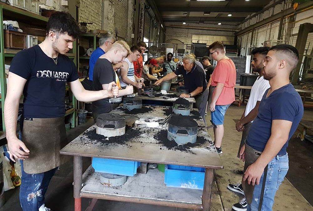 RWB Essen – Exkursion zur Henrichshütte in Hattingen – Die Schüler stellen unter Anleitung erfahrener Meister die Gussformen für ihre Aluminiumguss-Figuren her.
