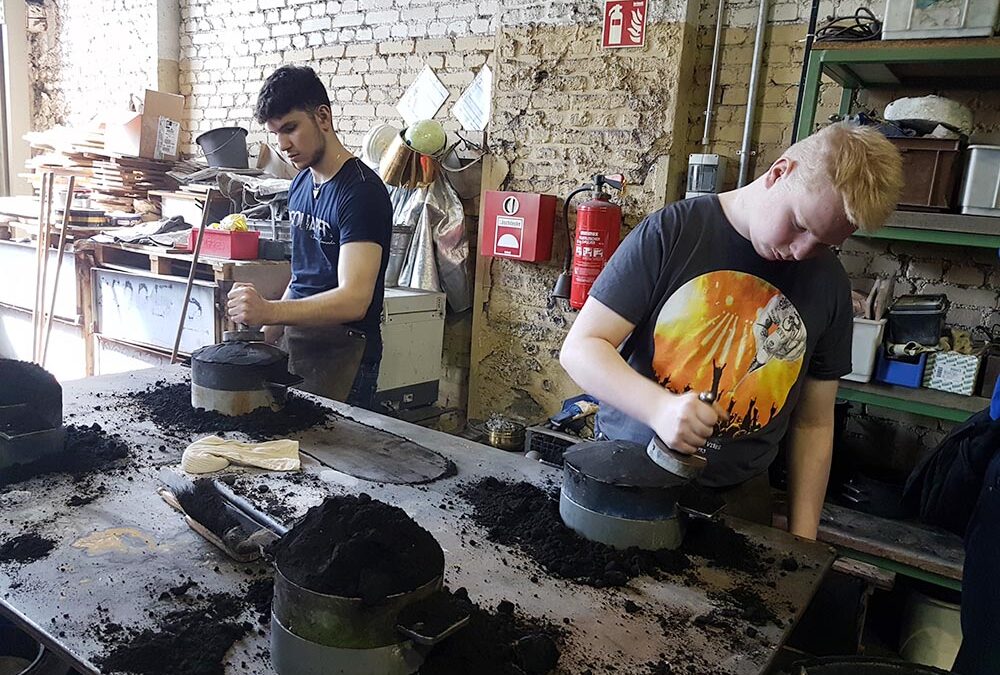 RWB Essen – Exkursion zur Henrichshütte in Hattingen – Eine saubere Arbeit war das nicht. Die Schüler sind in die Arbeit vertieft.