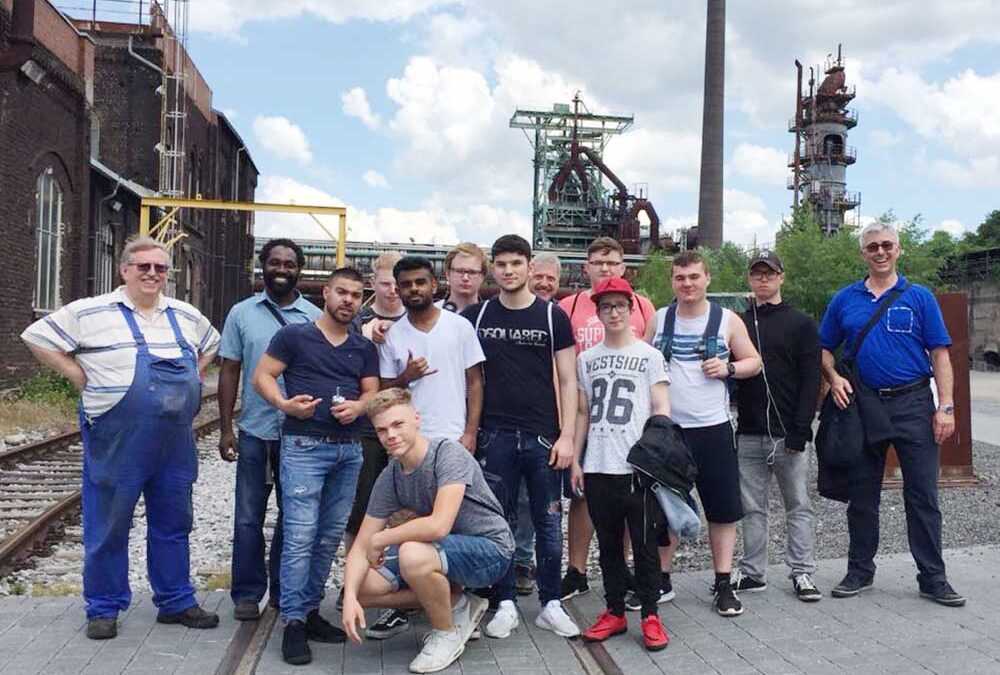 RWB Essen – Exkursion zur Henrichshütte in Hattingen – Das „Ausflugs-Team“. Die Schüler der Klassen 3B171, 3B271 und 3B272 mit ihren Lehrern
