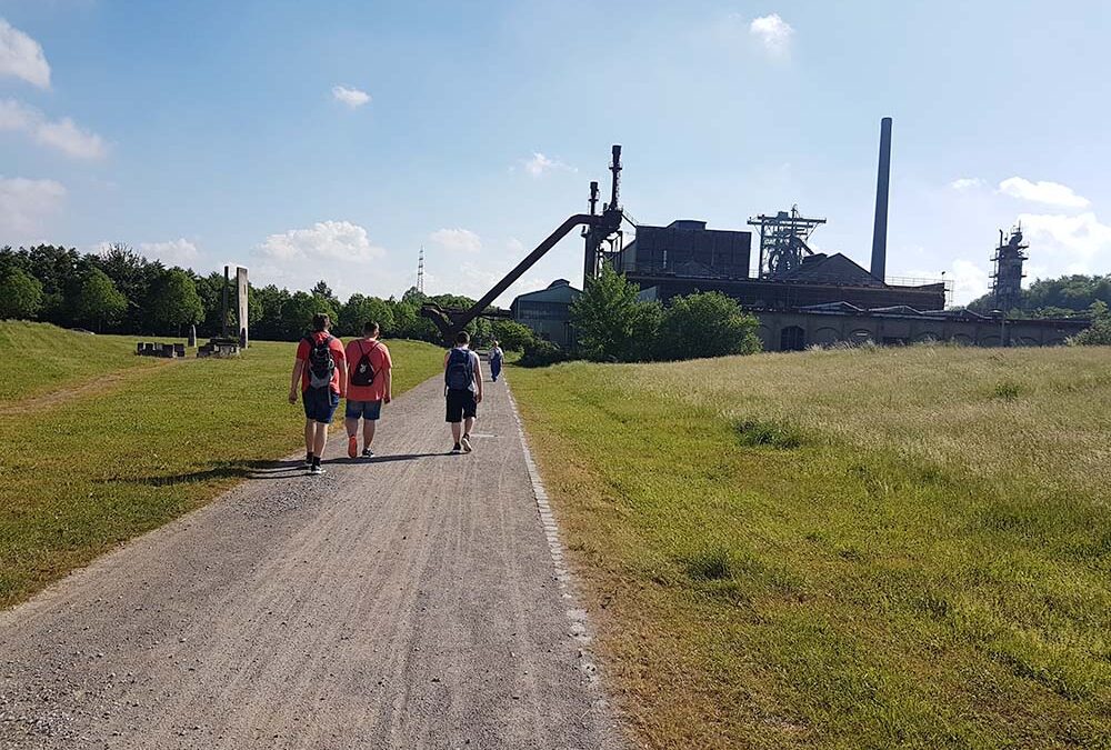 RWB Essen – Exkursion zur Henrichshütte in Hattingen – Martin Dülme begrüßt die Schüler und Kollegen schon auf dem Weg zur Henrichshütte.