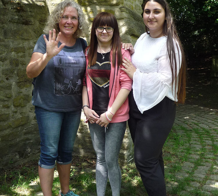 RWB Essen – Museum unter Tage – Außengelände – Gruppenfoto vor der Ruine einer Kapelle im Park Weitmar