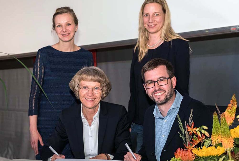 RWB Essen – Talentscouting am RWB – Besiegelung der Kooperationsvereinbarung zwischen dem RWB Essen und der TU Dortmund, von links:  Frau Bernhard, Frau Kleinöder, Frau Lauterjung und Herr Stauer