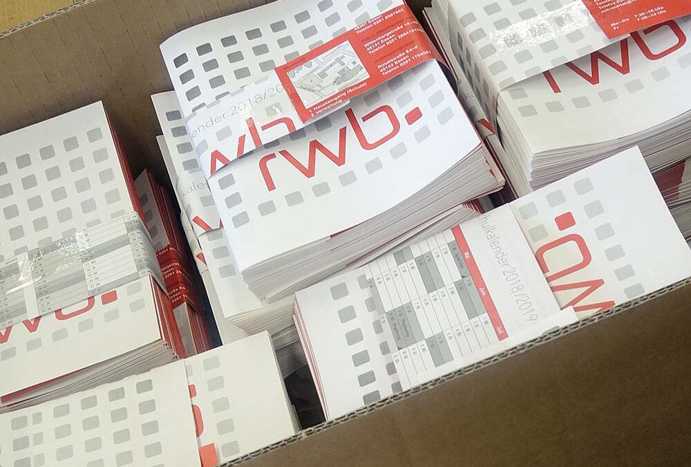 RWB Essen – Schulkalender 2018/2019 – Die fertigen Schulflyer verpackt für die Verteilung im RWB.