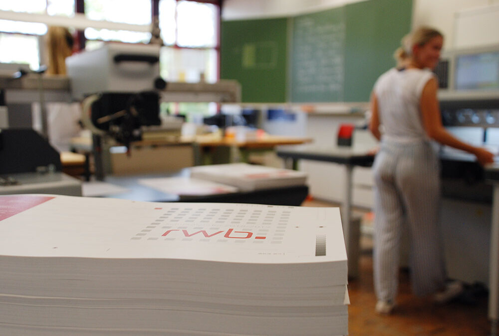 RWB Essen – Schulkalender 2018/2019 – Die Druckbogen warten auf den Beschnitt.