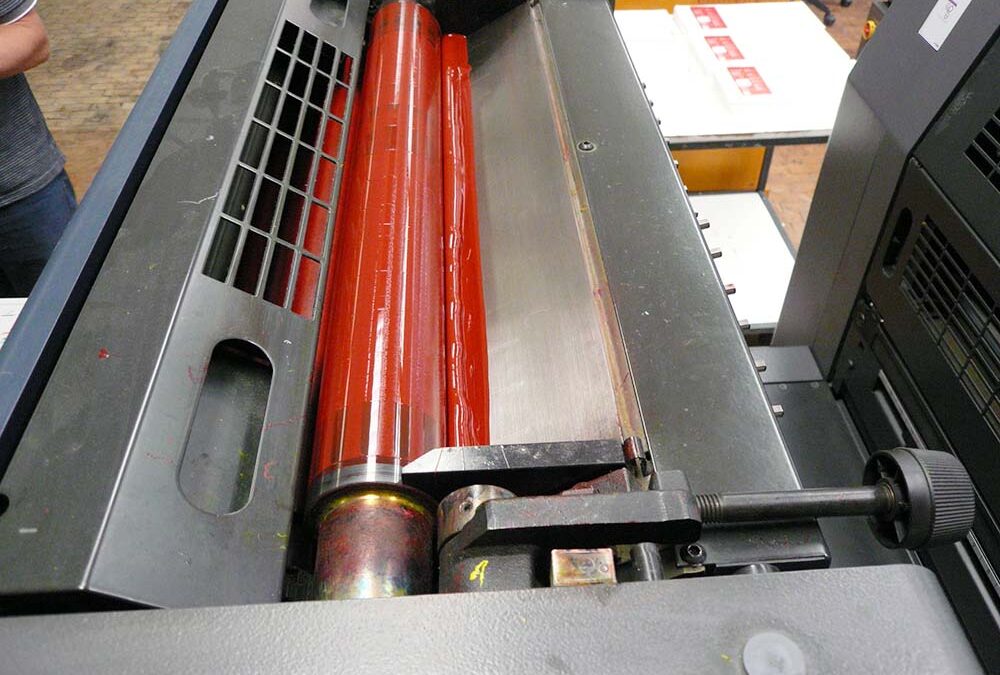 RWB Essen – Schulkalender 2018/2019 – Die Druckfarbe wird in die Offsetdruckmaschine eingefüllt.